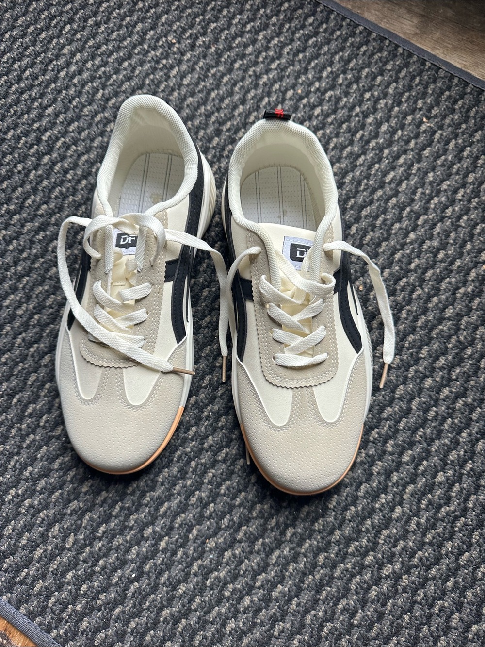 Women's De Florence Casual Lace-Up Sneakers in Cream and Black Size 9